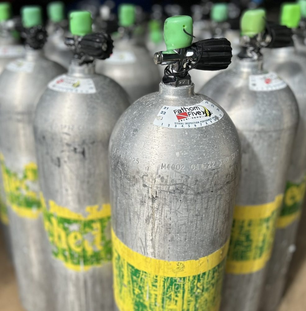 a close up of a Nitrox bottle